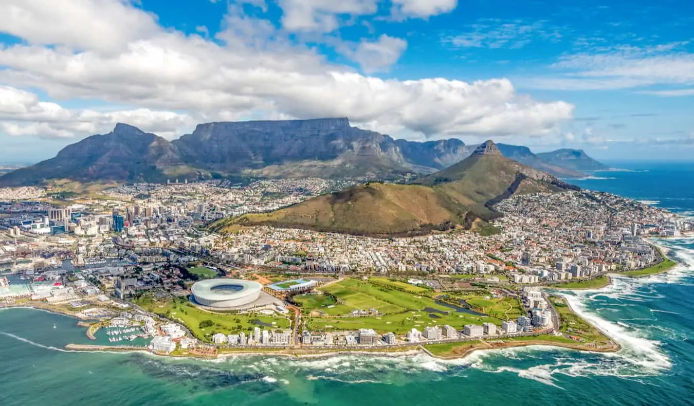 Uma vista sobre a cidade da Cidade do Cabo, África do Sul, em um dia claro e ensolarado, com montanhas ao longe