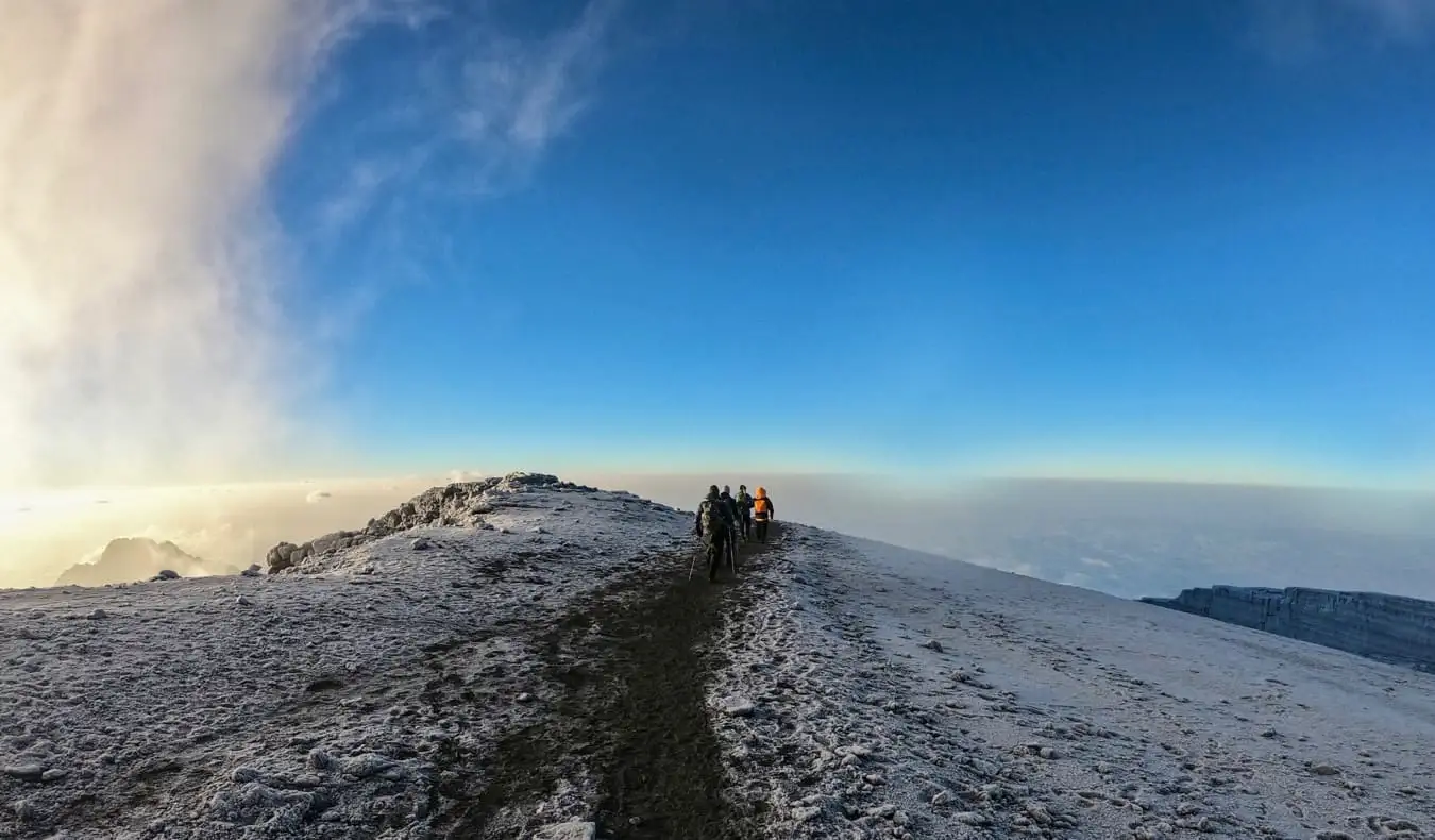 Den sneklædte sti nær toppen af ​​Mount Kilimanjaro