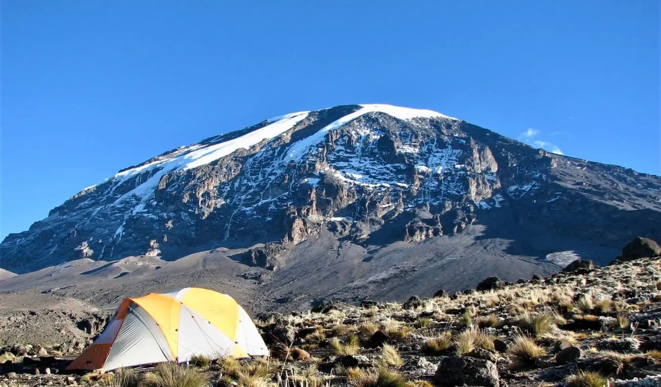 Isang tolda sa lupa malapit sa tuktok ng Mount Kilimanjaro sa Africa