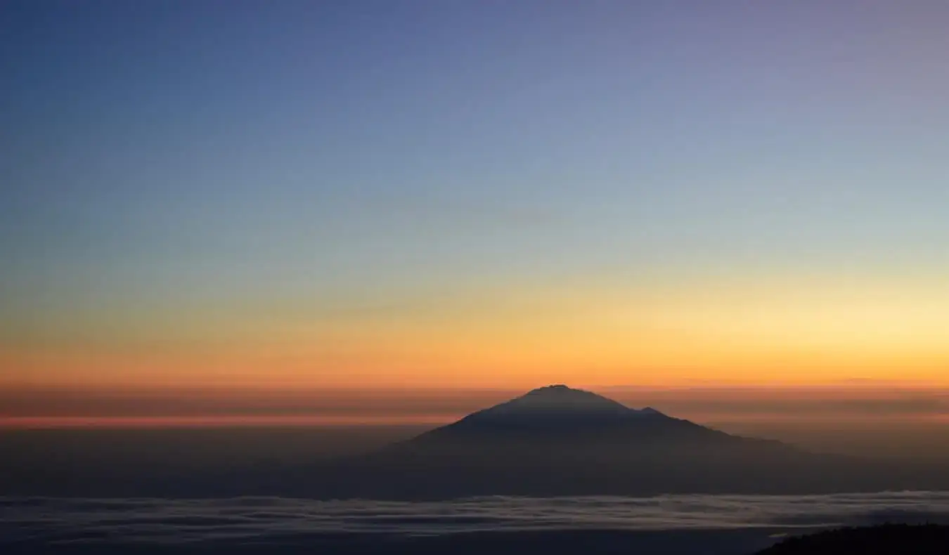 Matahari terbenam di atas Gunung Kilimanjaro di Afrika