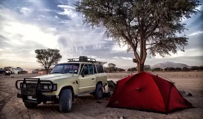 在南部非洲的 4x4 吉普车附近露营