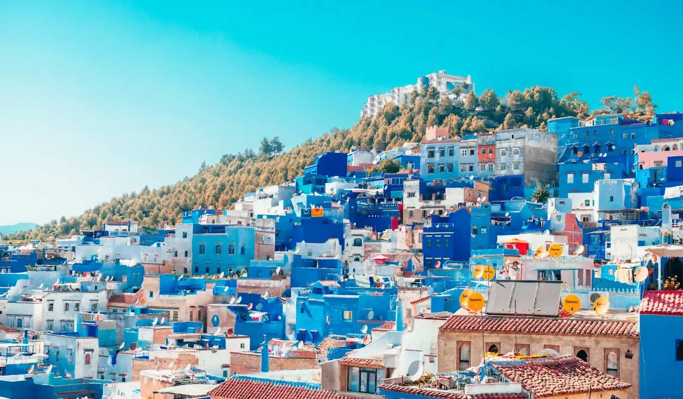 As tradicionais casas coloridas de Marrocos situadas ao longo de uma pequena colina