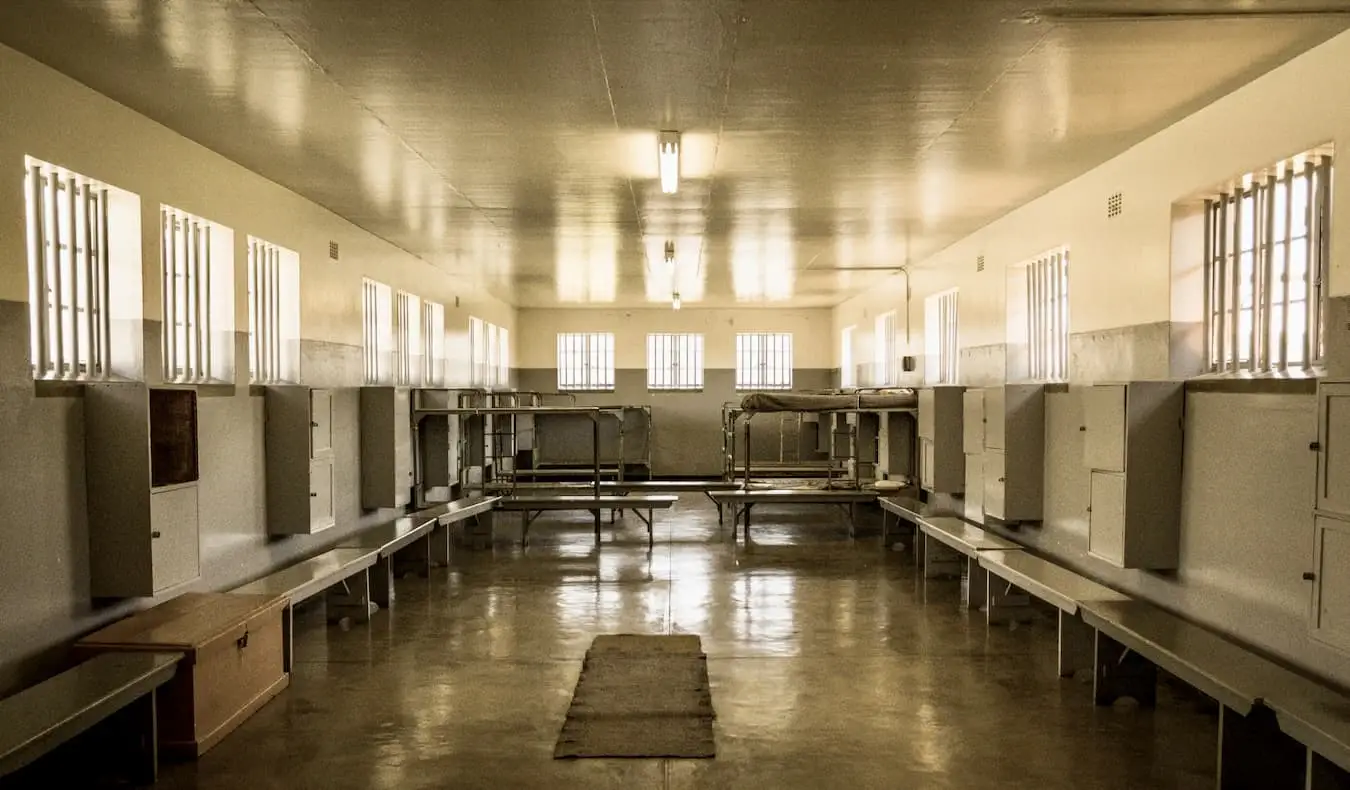 El sombrío interior de la prisión de Robben Island en Ciudad del Cabo, Sudáfrica