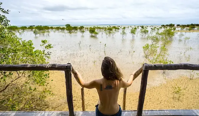 Üksikreisija Flamingo Bay kuurordis Mosambiigis, Aafrikas