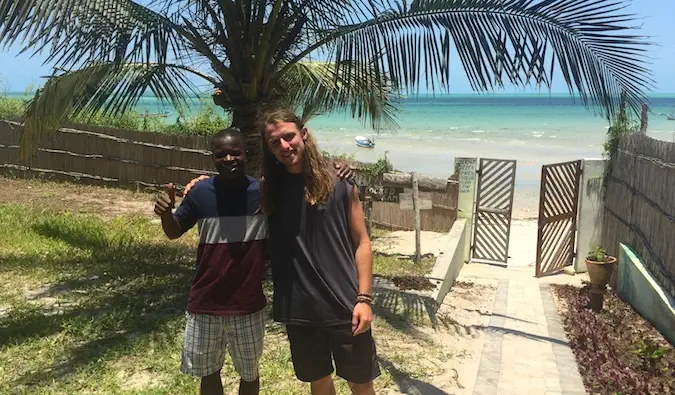 Twee reizigers poseren voor een foto in Tofo, Mozambique