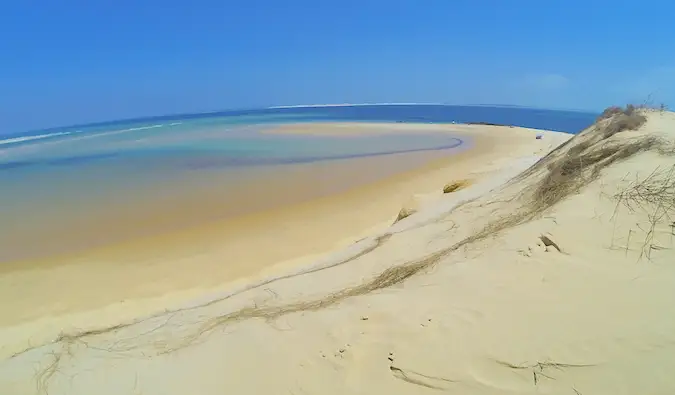 Obrovské, týčiace sa piesočné duny na pobreží Mozambiku v Afrike