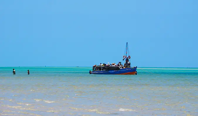 Haike på en boleiabåt på vannet i Mosambik, Afrika