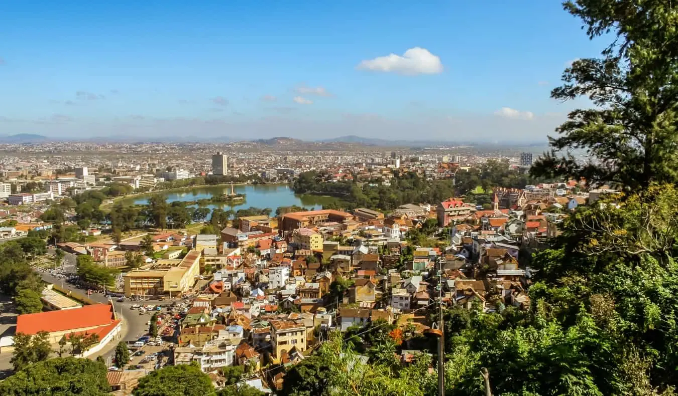 Rozlehlý výhled na Antananarivo, hlavní město Madagaskaru