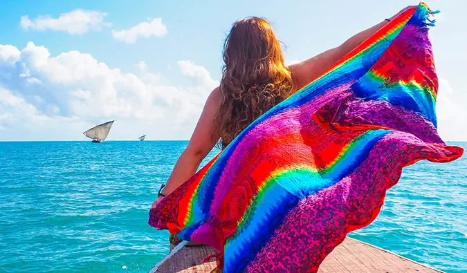 Una viajera solitaria posando en un barco en aguas cristalinas en África