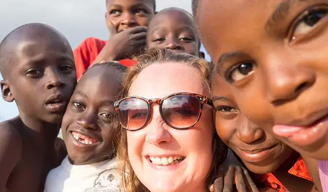 En kvinnelig alenereisende som jobber frivillig i Afrika med barn