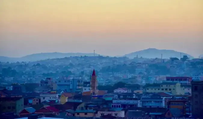 Naplemente Antananarivo hatalmas városa felett, Madagaszkáron