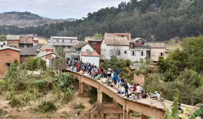 Lokale bewoners steken overdag een smalle brug over in Madagaskar