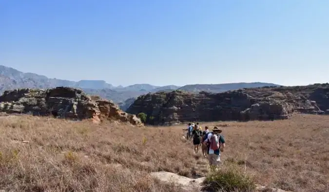 Pěší turistika v hnědých polích Madagaskaru