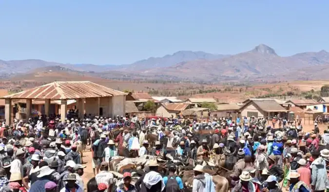 Un vivace villaggio pieno di gente del posto che fa affari in Madagascar