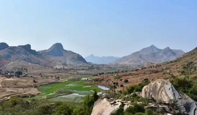 Pusta dolina z brązowymi wzgórzami w oddali na Madagaskarze