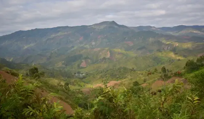 En frodig, feiende dal med bølgende åser på Madagaskar