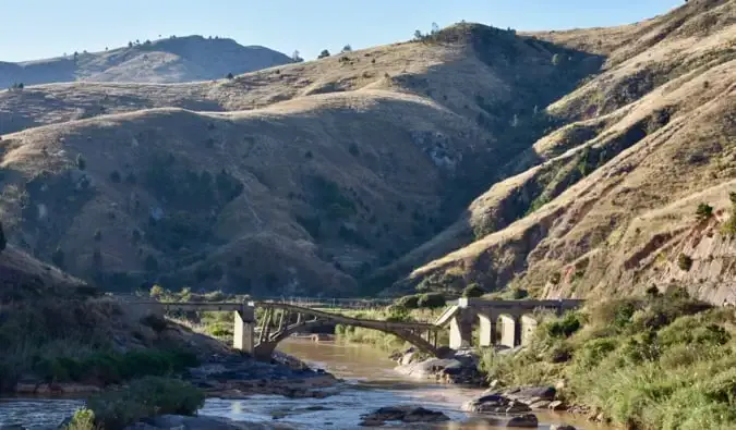 Jembatan runtuh yang membentang di sungai yang mengering di sebuah lembah di Madagaskar