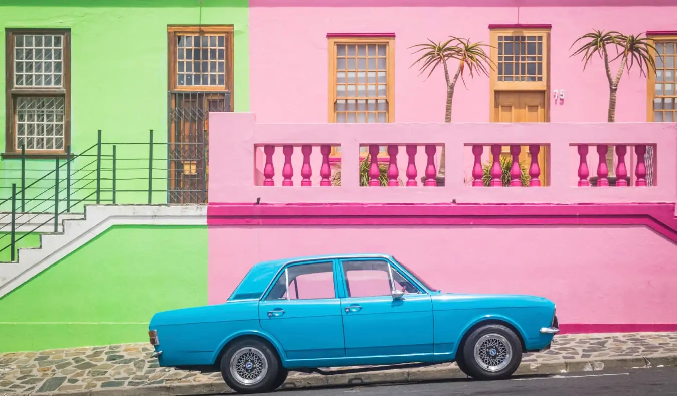 En parkerad bil i den färgglada Bo-Kaap-kvarteren i Kapstaden, Sydafrika