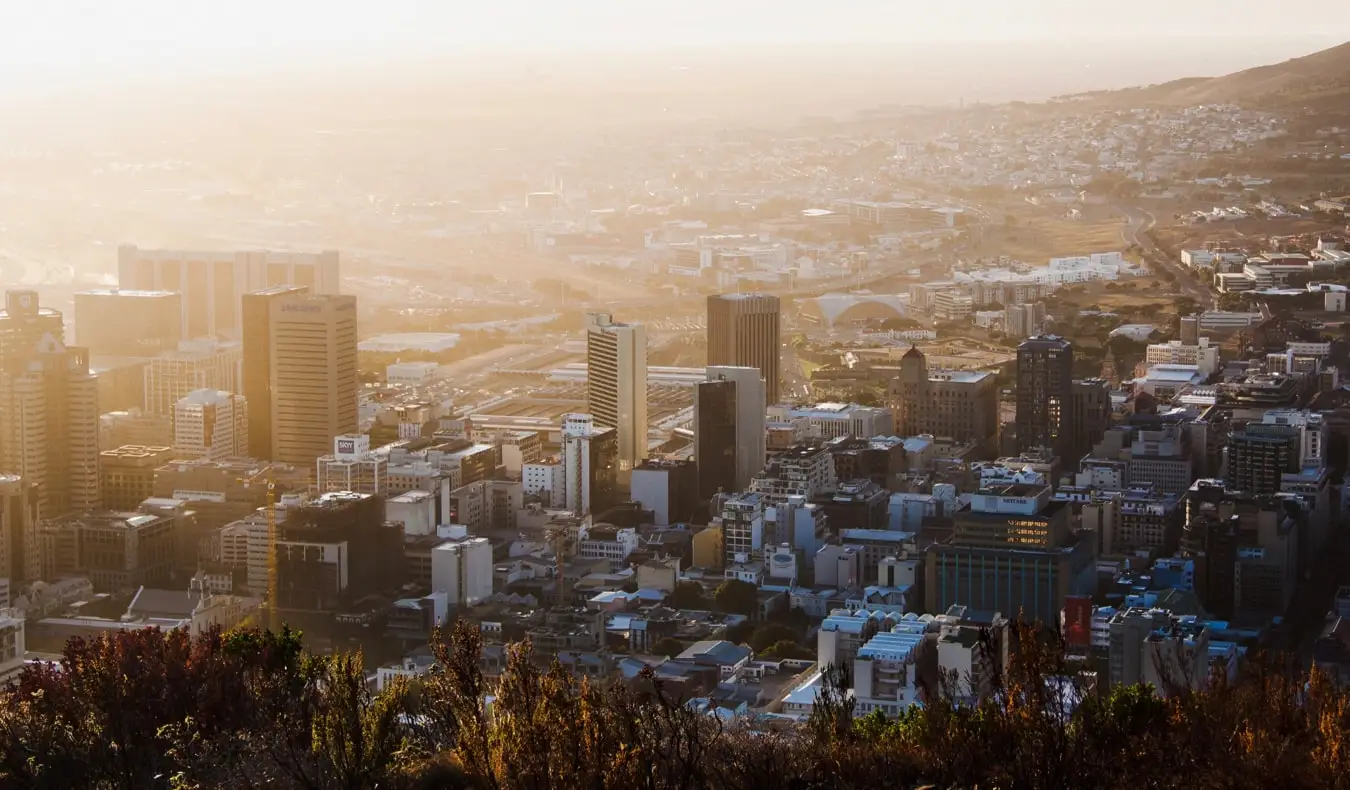 Obzorje Cape Towna v Južni Afriki med sončnim vzhodom