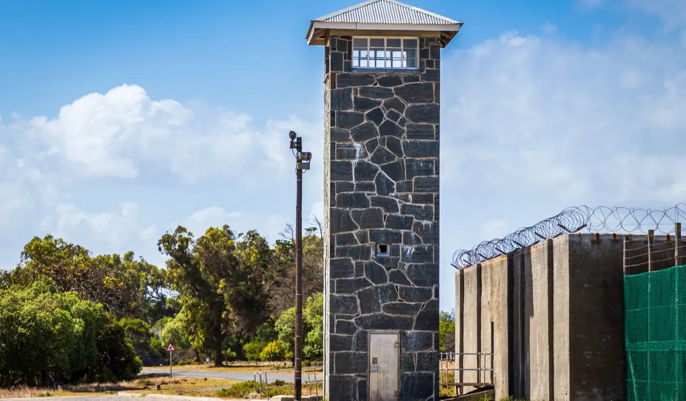 Ein alter Wachturm im Gefängnis Robben Island in Kapstadt, Südafrika