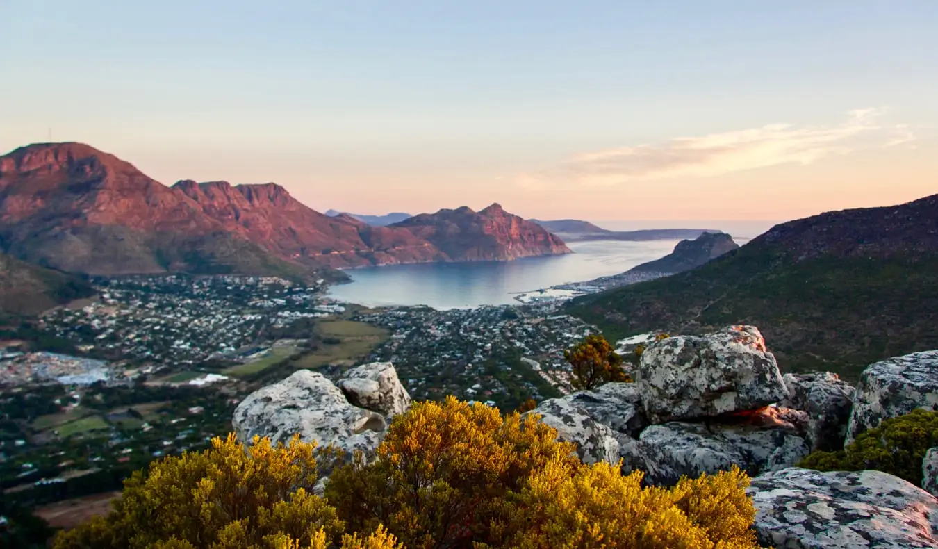 Perbukitan pesisir berbatu dekat Teluk Hout dekat Cape Town, Afrika Selatan