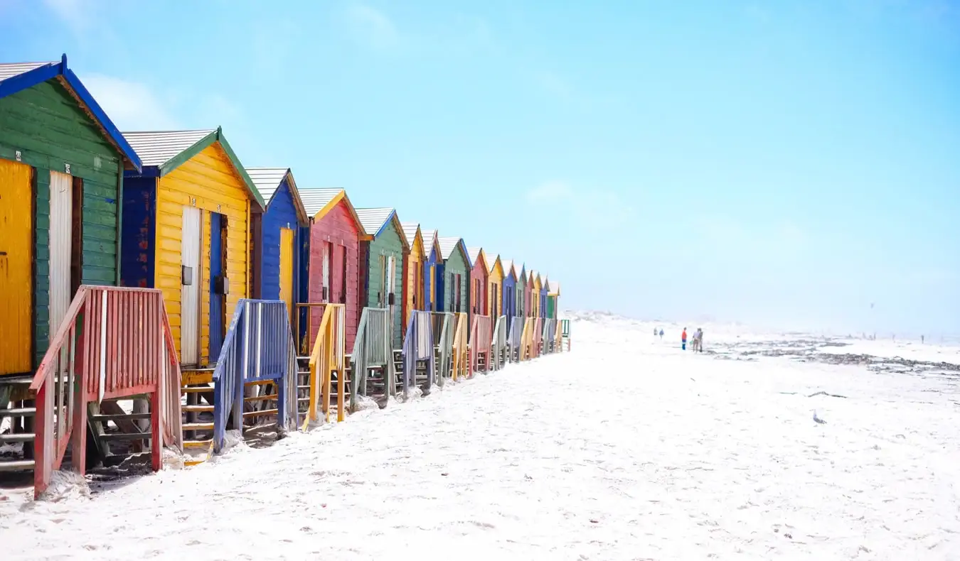 Bangunan berwarna-warni di sepanjang Pantai Muizenberg di Cape Town, Afrika Selatan