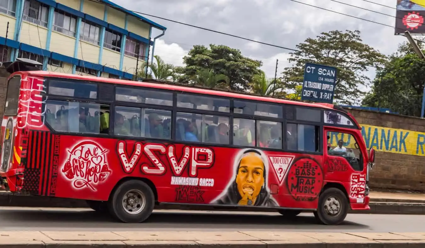 Sebuah bus umum besar di jalan di Afrika