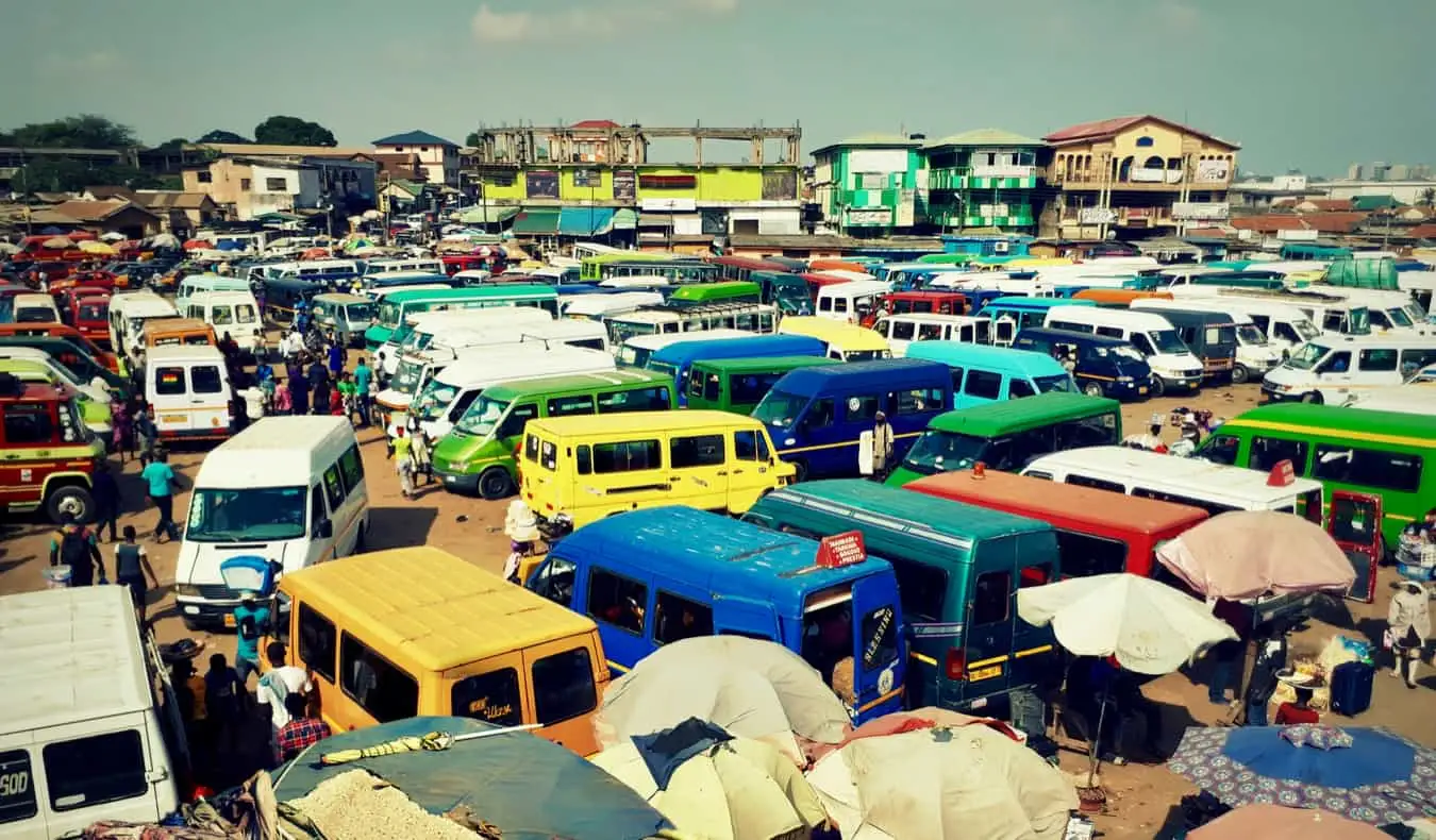 Ein Parkplatz voller Kleinbusse in Ghana, Afrika