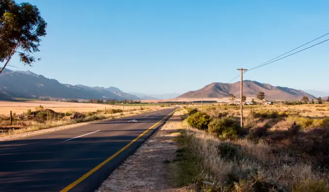 Hitchhiking sa isang bukas na kalsada sa Africa