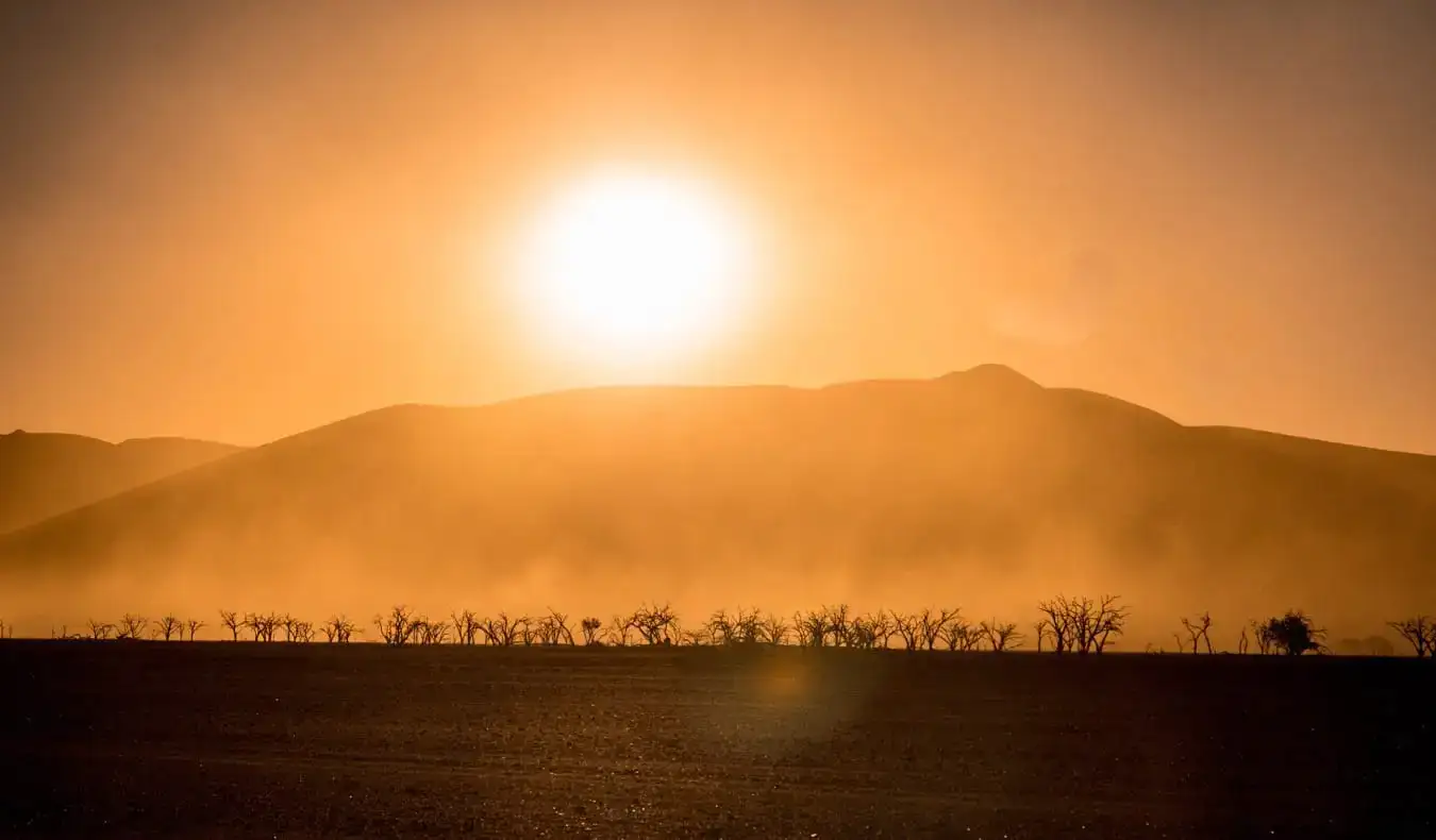 Soarele strălucitor strălucește peste deșertul din Namibia