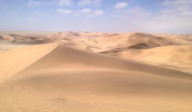 As dunas de areia dourada do deserto da Namíbia