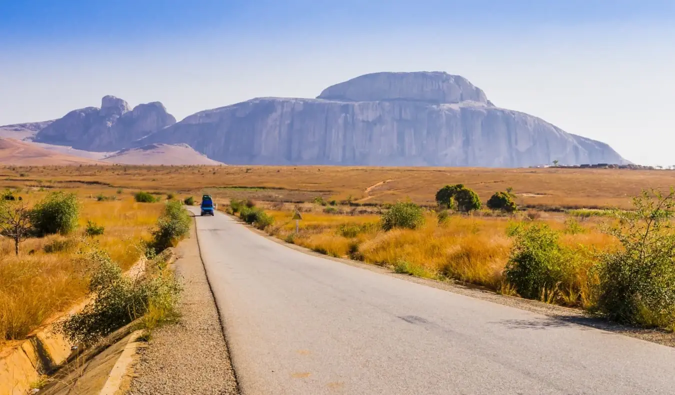 festői kilátás a Route Nationale 7-re (RN7) Madagaszkáron, bíborossal