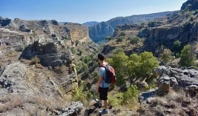 Nomadic Matt az Isalo Nemzeti Parkban, kilátással a völgyre és az erdőkre