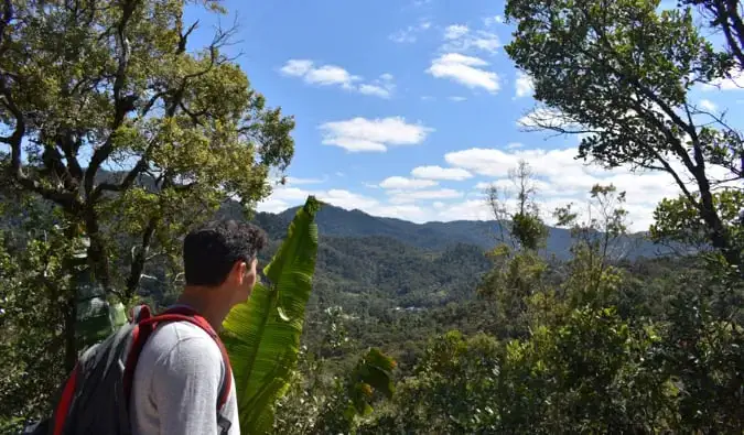 Nomad Matt di Madagascar melihat ke atas pergunungan dan hutan