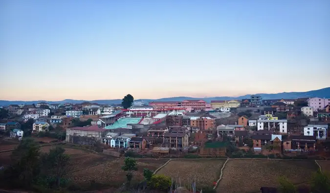 Stare stavbe na obrobju majhnega mesta na Madagaskarju