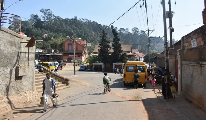 Jalan-jalan tua di daerah miskin di Madagaskar