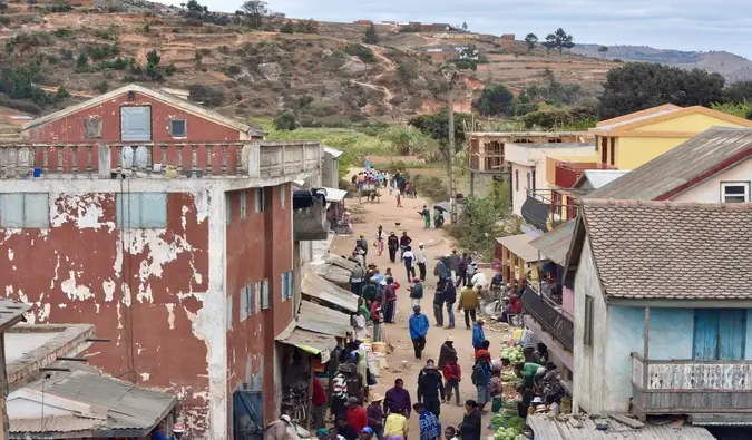 Armut und veraltete Gebäude in einer Kleinstadt in Madagaskar