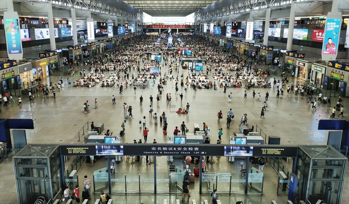 Un terminal aeroportuale affollato, pieno di viaggiatori indaffarati