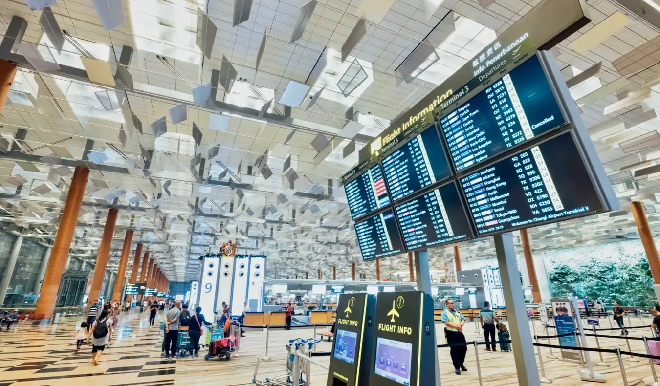 La pantalla de salidas y llegadas en un aeropuerto.