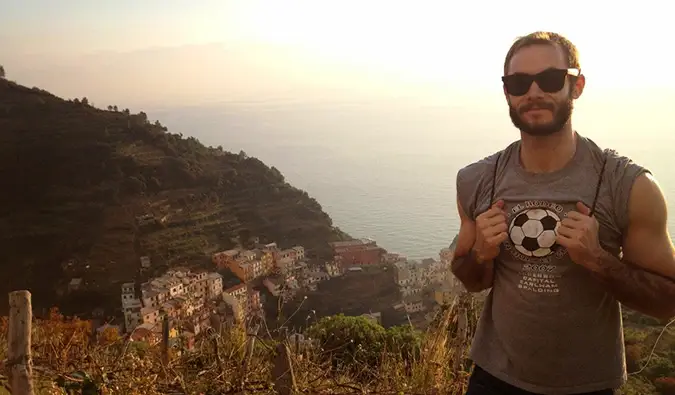 Scottas žygiuoja Cinque Terre vietovėje Italijoje