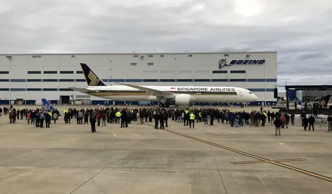 Isang malaking Boeing Dreamliner ang naka-park sa isang airport