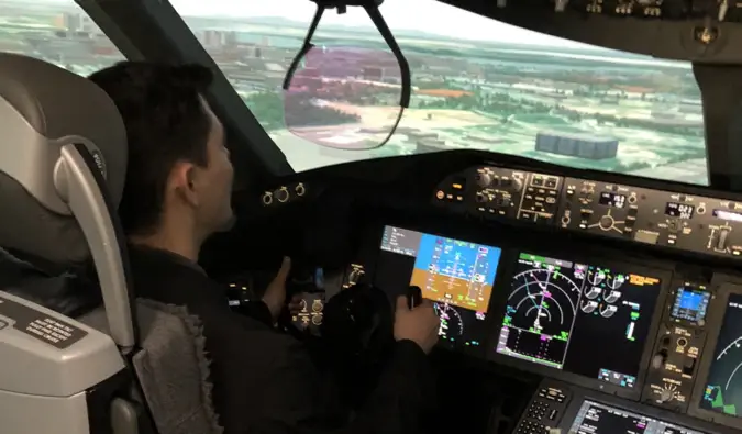 El nómada Matt volando en un simulador de vuelo