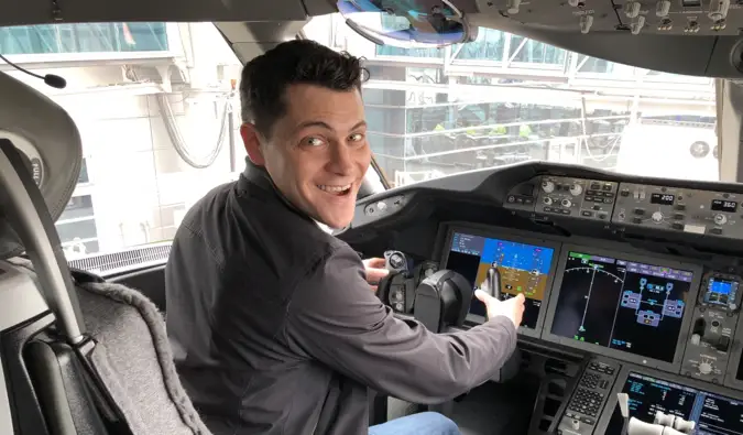 Nomadic Matt dans le cockpit d'un avion Boeing