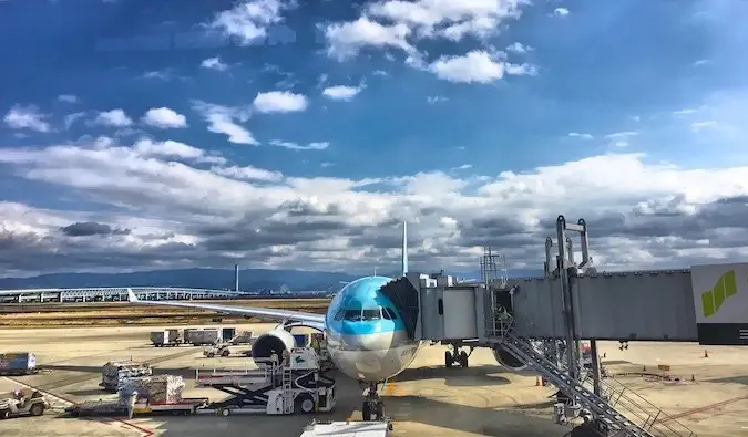 Un avió de passatgers estacionat a una porta adossada a un túnel de càrrega