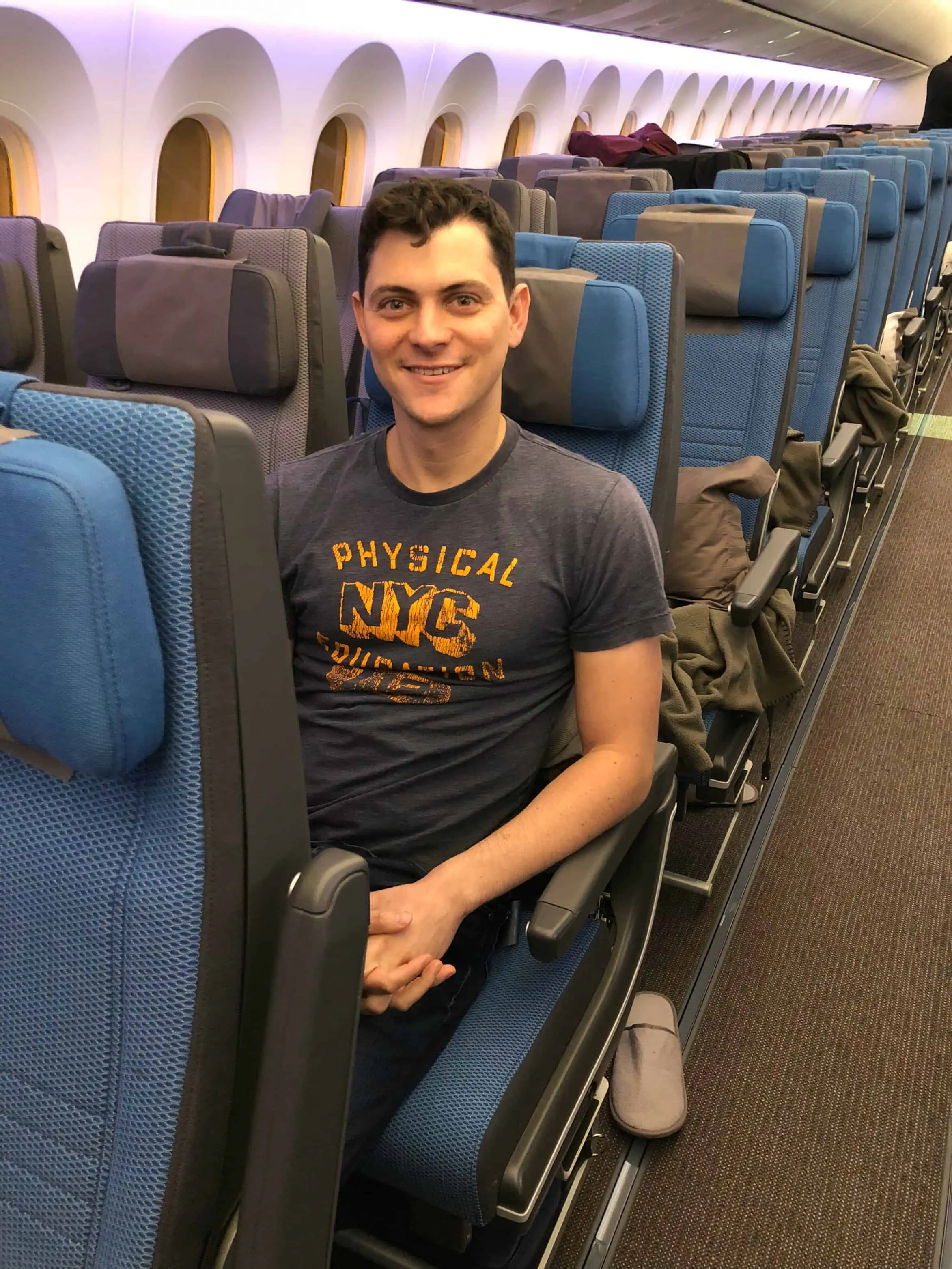 Matt Kepnes sentado na classe econômica da Singapore Airlines