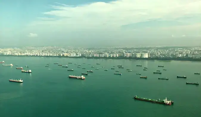 Mga cargo ship sa karagatan ng Singapore