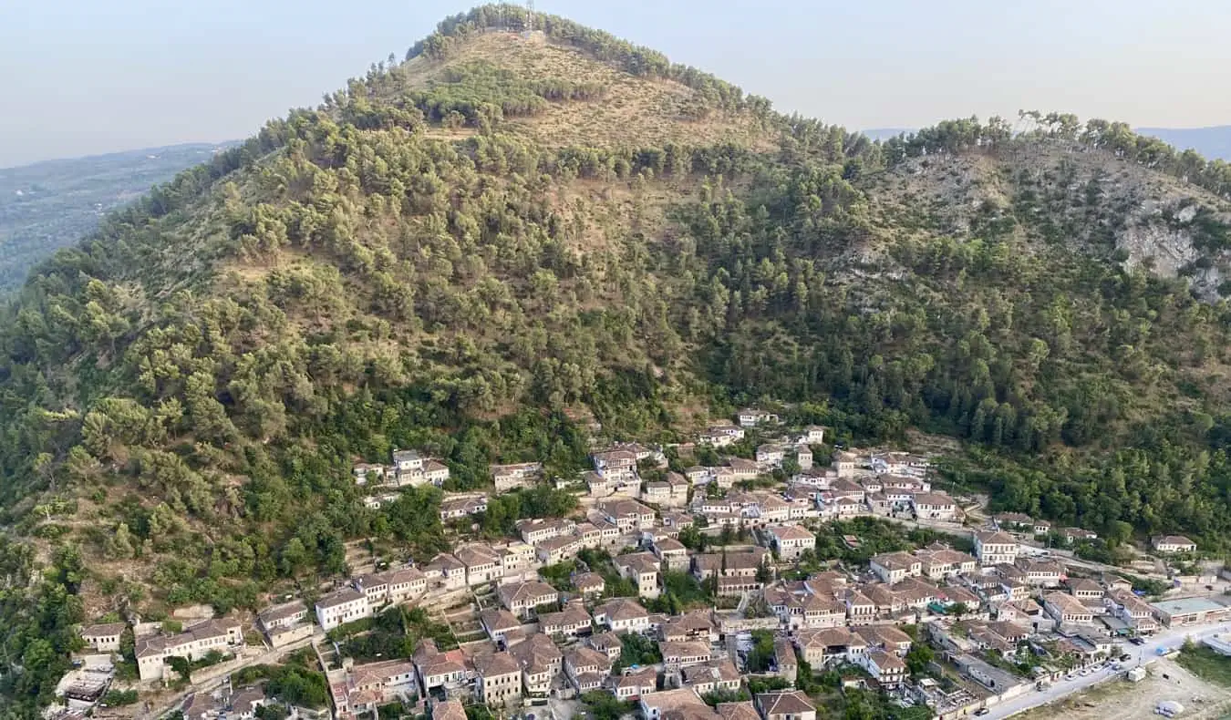 Un petit village niché contre une montagne en Albanie