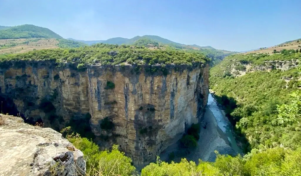 Een torenhoge klif nabij een rivier in Albanië