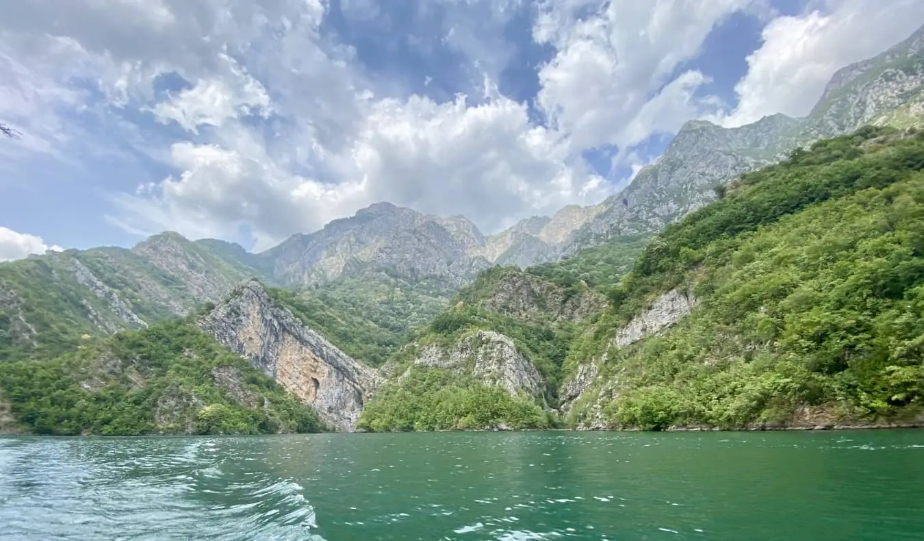 Чиста, зашеметяваща вода близо до тучните планини на Албания