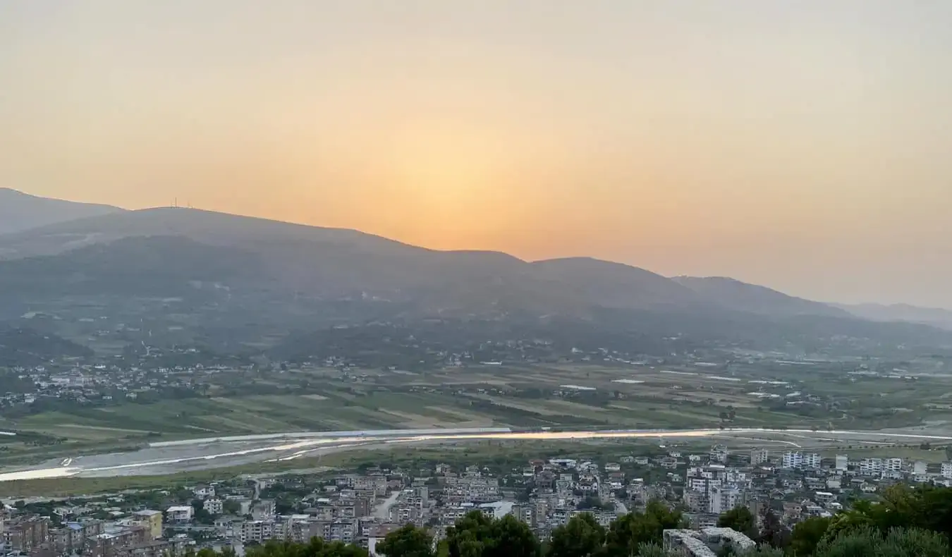 De zonsondergang over de bergen in Albanië